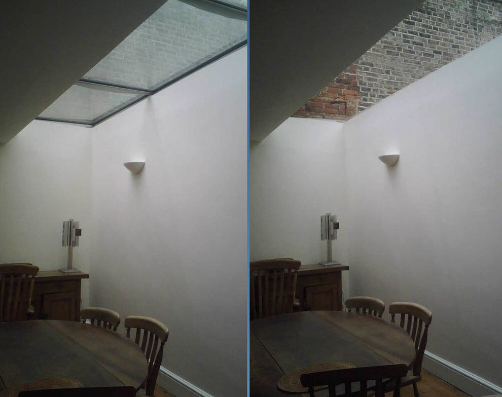 Idée de décoration pour une grande salle à manger design avec un mur blanc et un sol en bois brun.