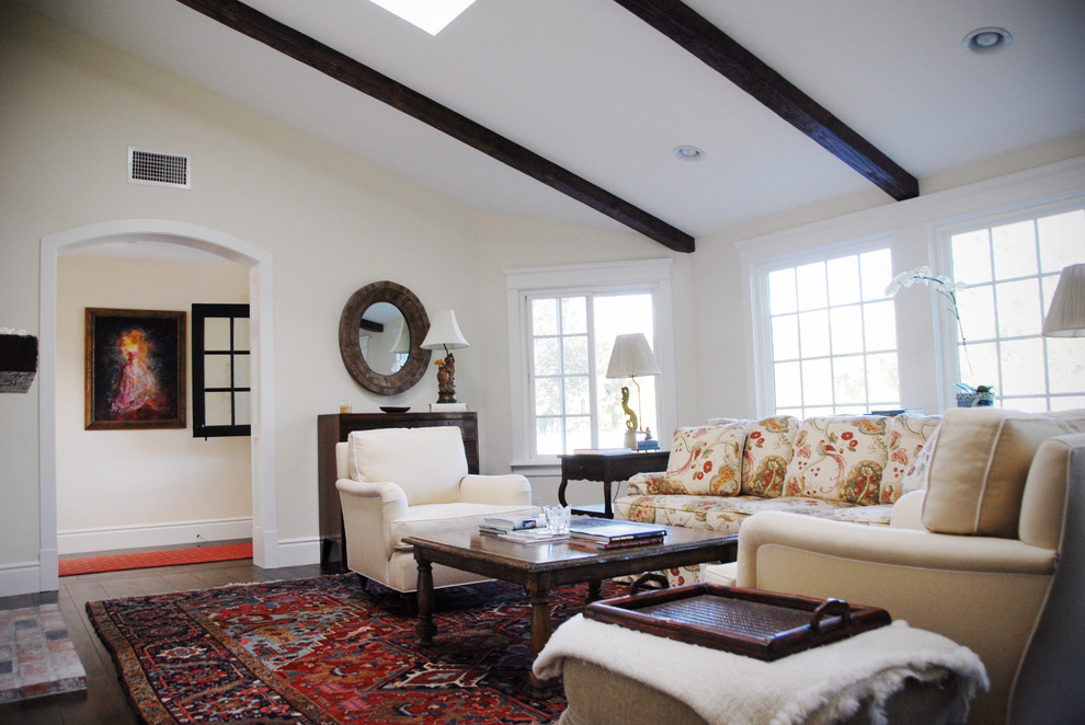 Immagine di un soggiorno tradizionale con sala formale e pareti beige