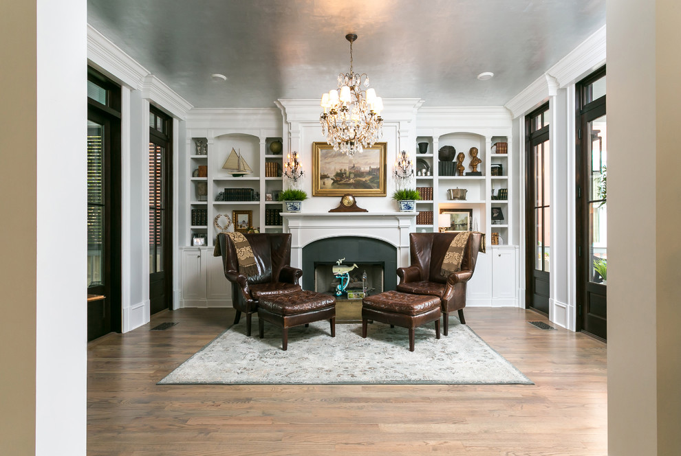 Repräsentatives, Fernseherloses, Abgetrenntes Klassisches Wohnzimmer mit grauer Wandfarbe, braunem Holzboden und Kamin in Charleston