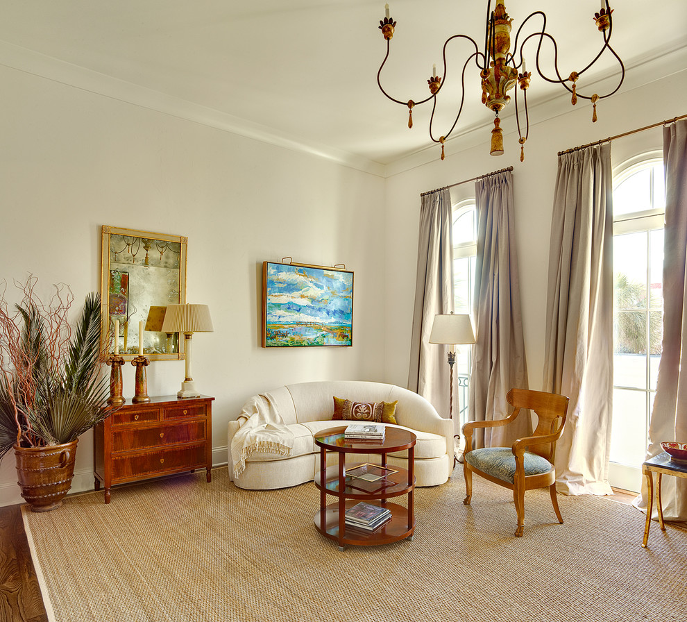 Foto di un soggiorno tradizionale con pareti beige, nessuna TV e tappeto