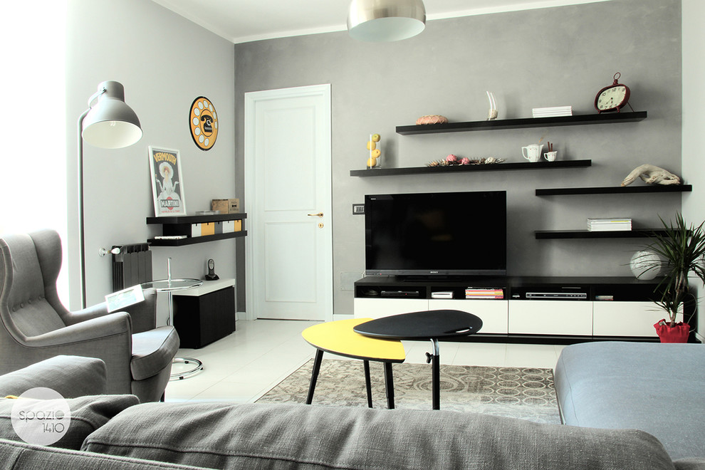 Diseño de salón para visitas minimalista de tamaño medio con paredes grises, suelo de baldosas de cerámica y televisor independiente
