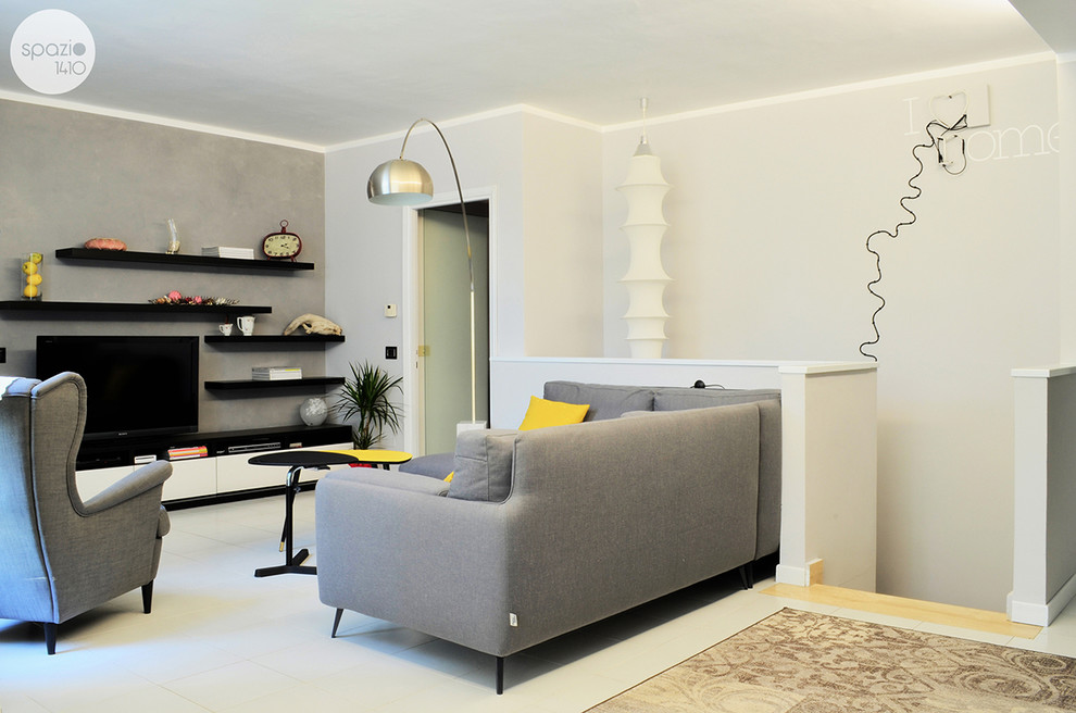 Exemple d'un salon moderne de taille moyenne avec une salle de réception, un mur gris, un sol en carrelage de céramique, un téléviseur indépendant et éclairage.