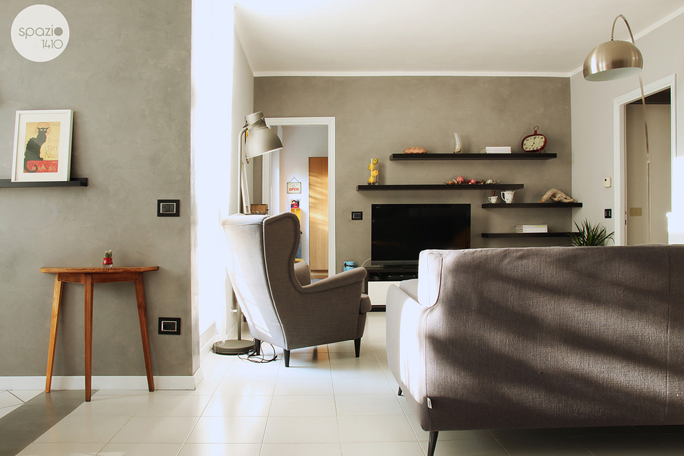 Aménagement d'un salon moderne de taille moyenne avec une salle de réception, un mur gris, un sol en carrelage de céramique et un téléviseur indépendant.