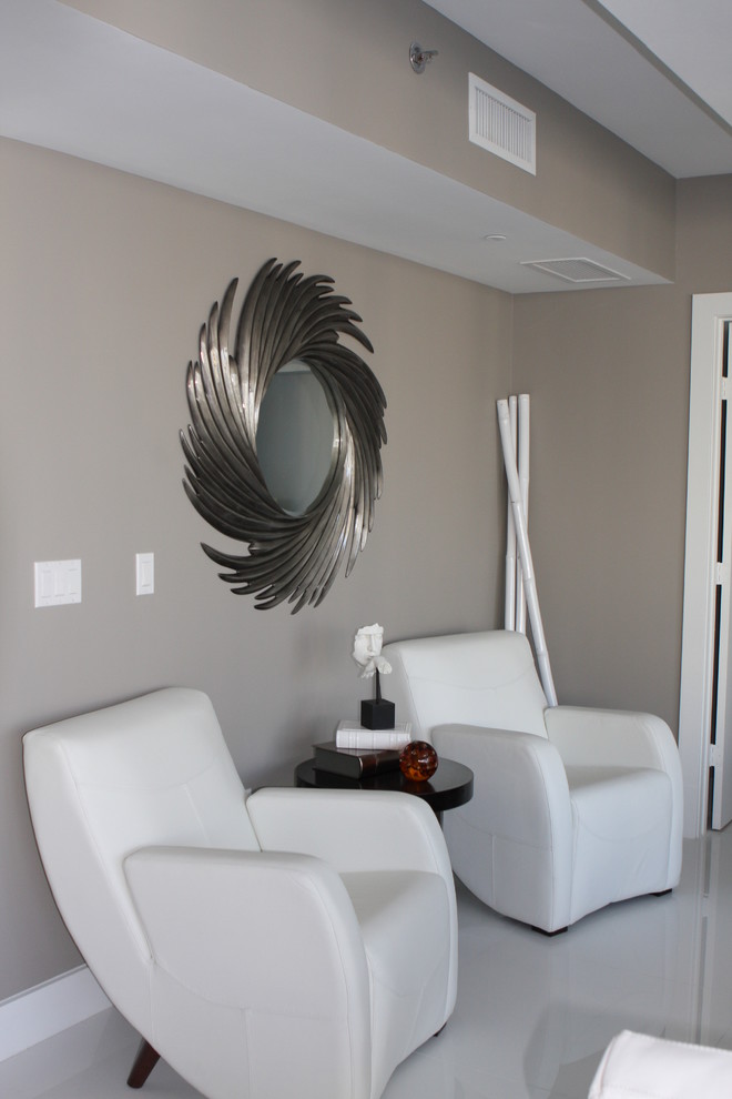 На фото: гостиная комната среднего размера в современном стиле с серыми стенами и полом из керамогранита