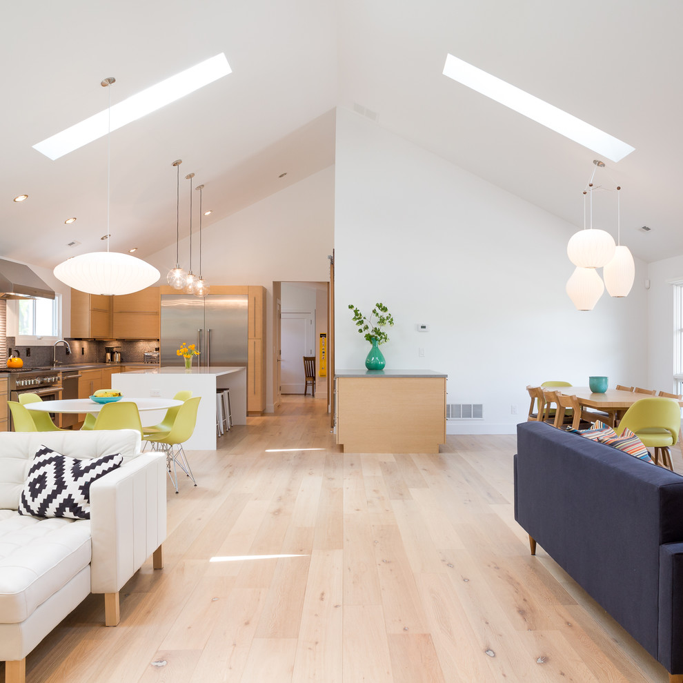 Offenes Skandinavisches Wohnzimmer mit weißer Wandfarbe, hellem Holzboden und beigem Boden in Denver