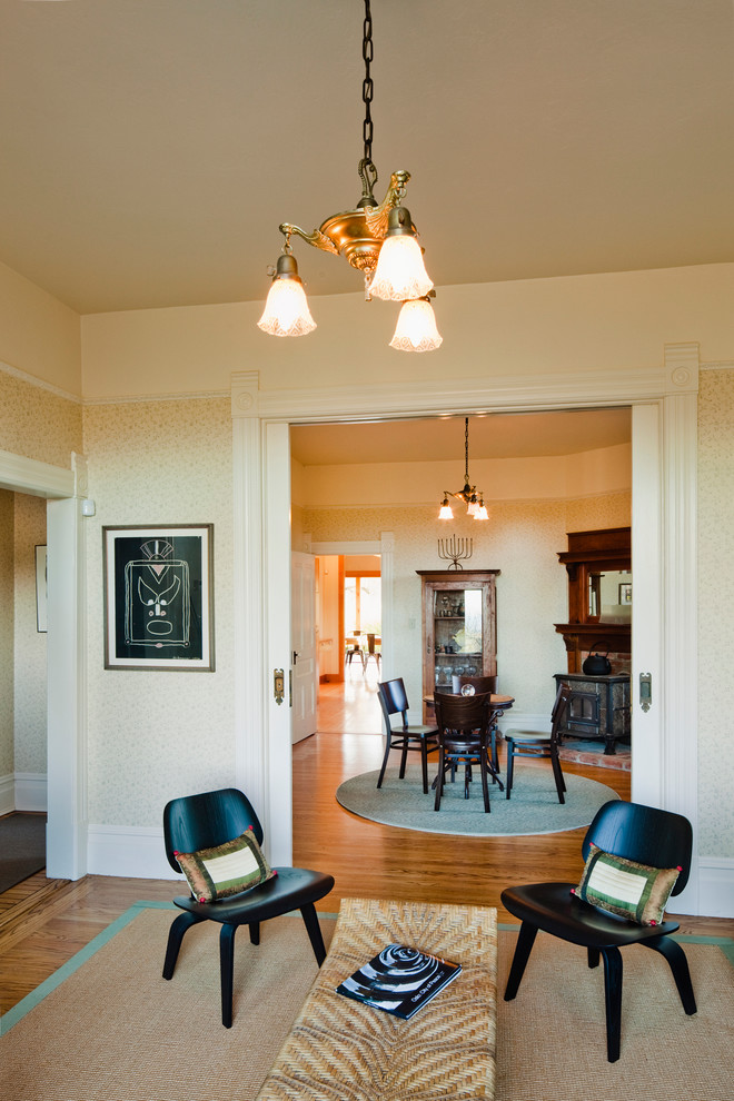 Bild på ett mellanstort lantligt vardagsrum, med ett finrum, beige väggar och ljust trägolv