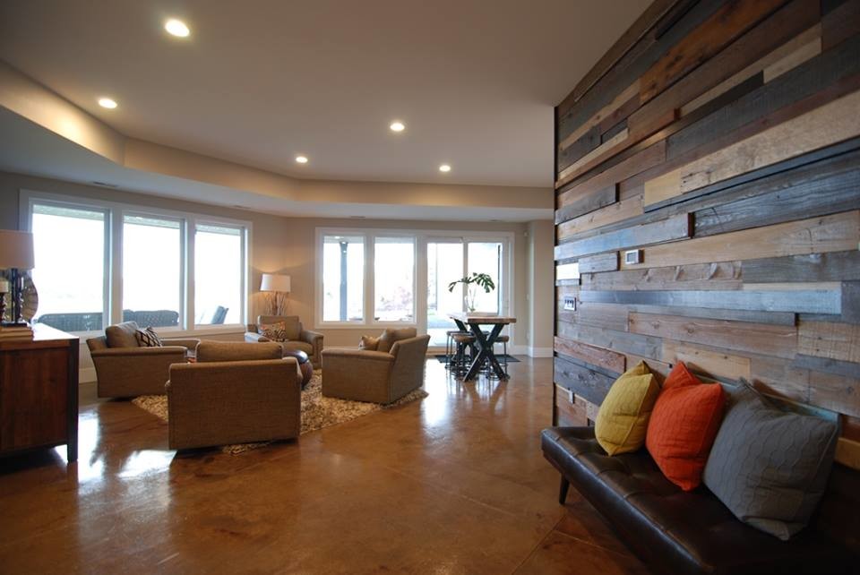 На фото: открытая гостиная комната в стиле кантри с бежевыми стенами и полом из керамической плитки без камина, телевизора с