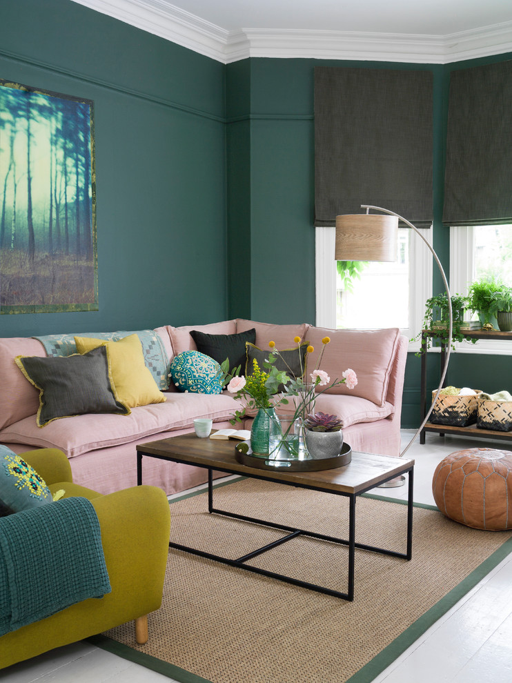 Modernes Wohnzimmer mit grüner Wandfarbe, gebeiztem Holzboden und weißem Boden in London