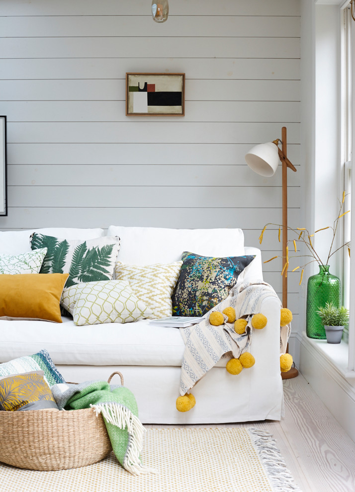 Modernes Wohnzimmer mit weißer Wandfarbe und gebeiztem Holzboden in London