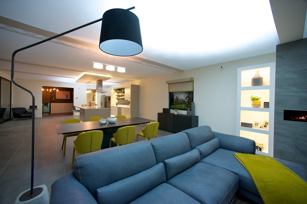 Источник вдохновения для домашнего уюта: большая открытая гостиная комната в стиле модернизм с отдельно стоящим телевизором