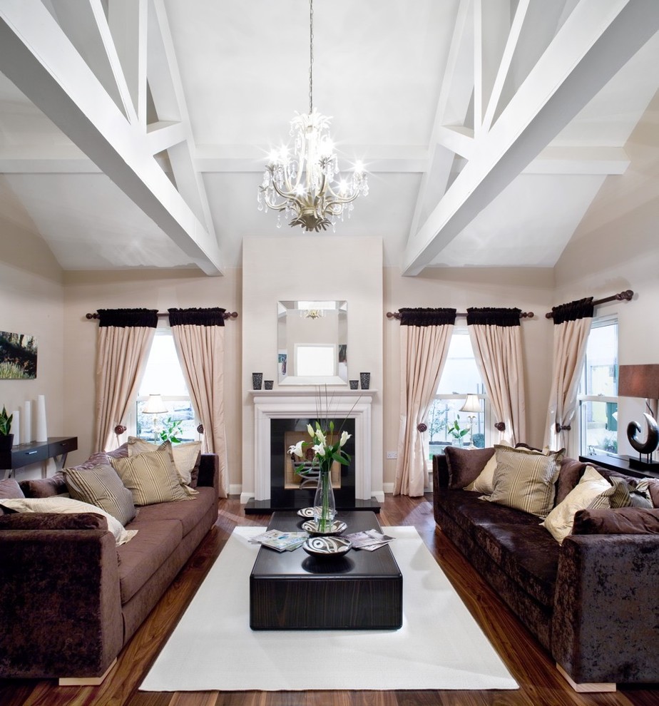 Idee per un grande soggiorno classico chiuso con pareti beige, parquet scuro e pavimento marrone