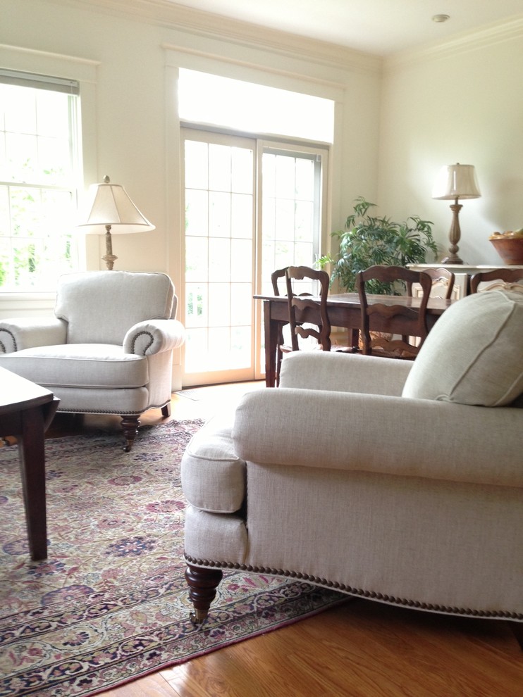 Foto di un soggiorno classico di medie dimensioni e aperto con pareti bianche e pavimento in legno massello medio