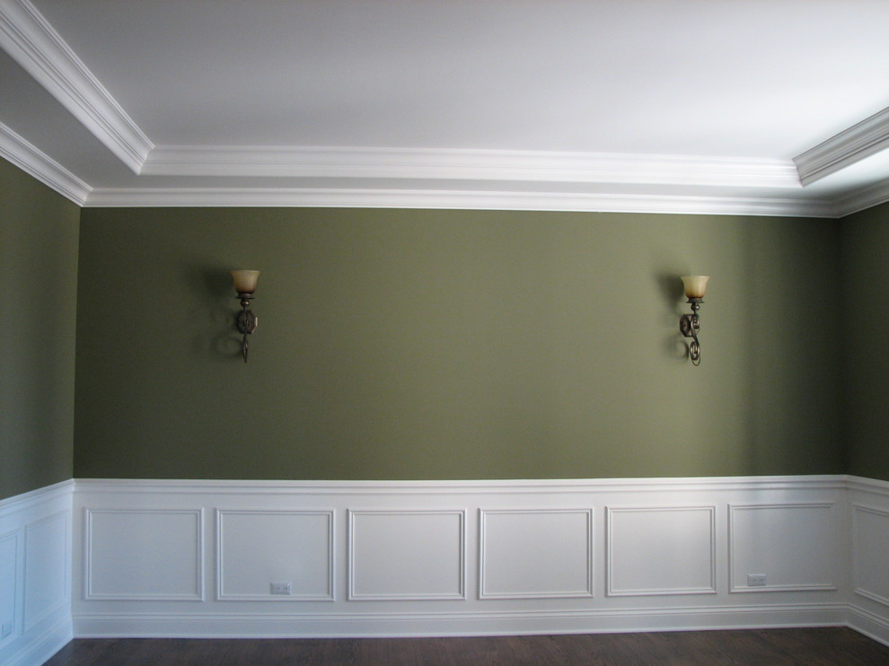 Mittelgroßes, Abgetrenntes Klassisches Wohnzimmer mit grüner Wandfarbe und dunklem Holzboden in Chicago