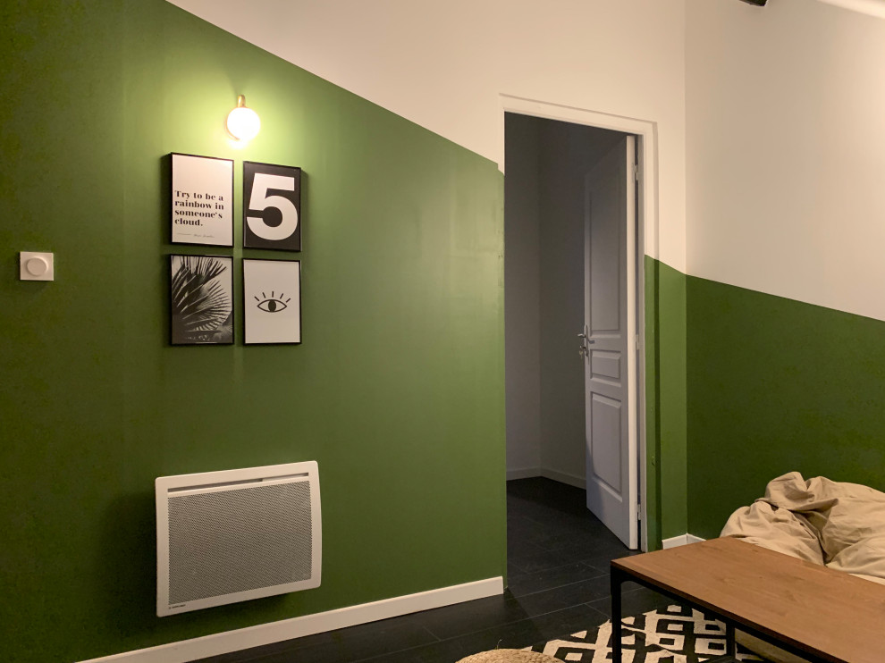 На фото: двухуровневая гостиная комната среднего размера в современном стиле с с книжными шкафами и полками, зелеными стенами, темным паркетным полом и черным полом без телевизора