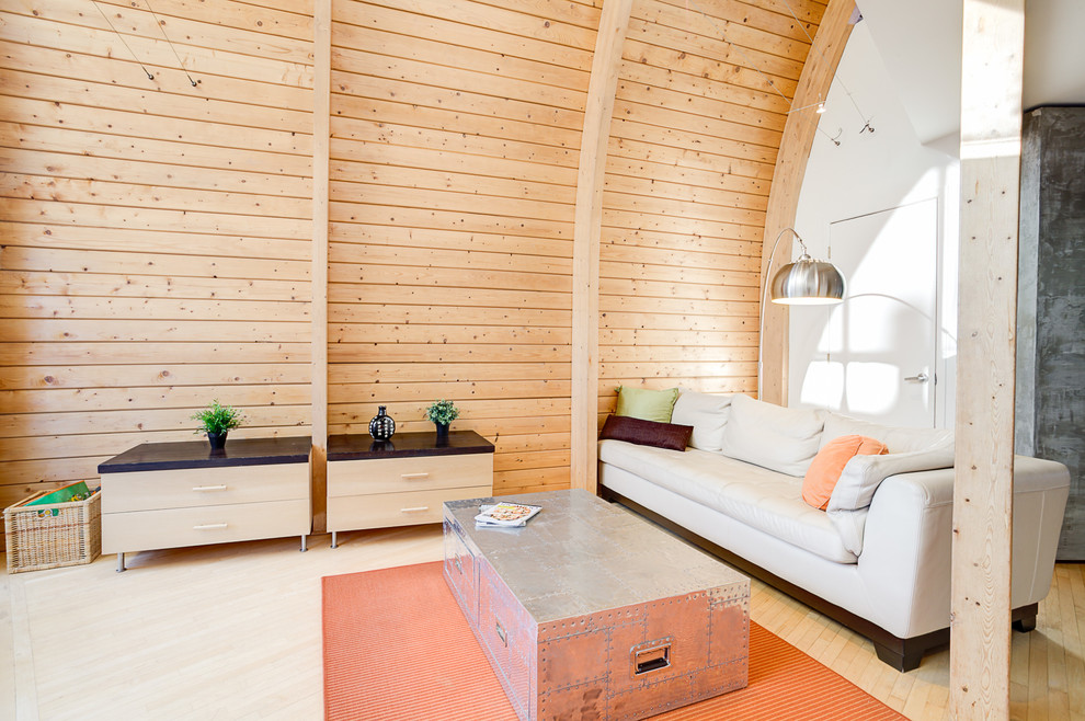 Foto di un soggiorno design con sala formale e parquet chiaro