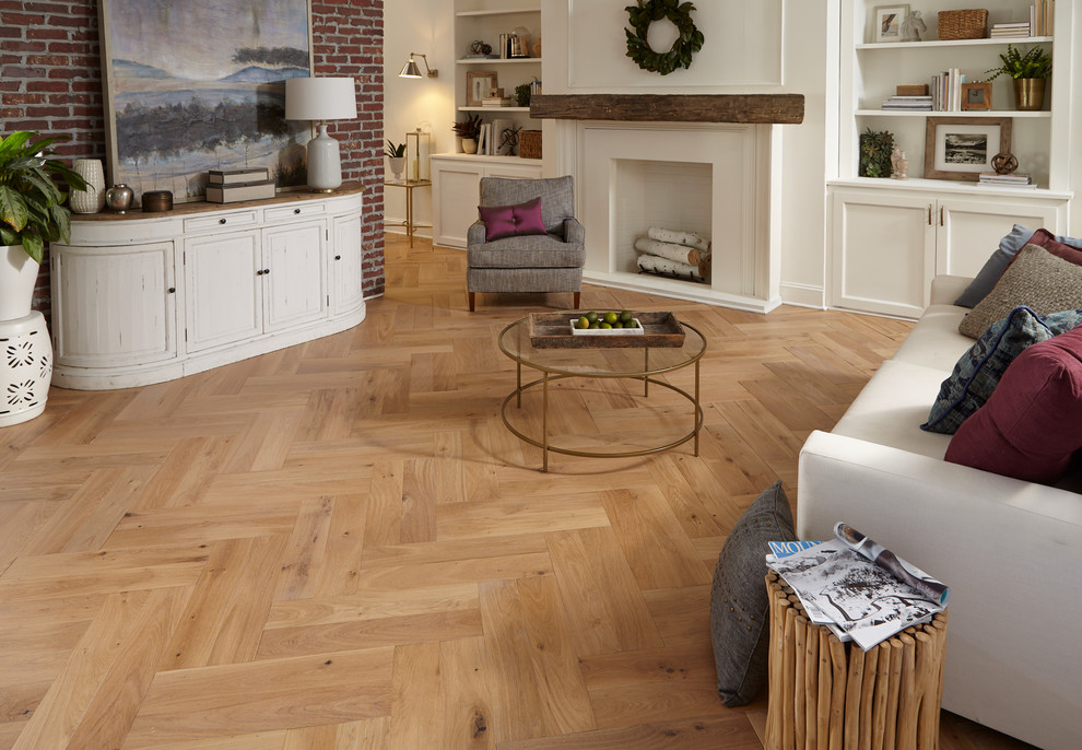 Foto di un soggiorno classico chiuso con pareti bianche, parquet chiaro e pavimento marrone
