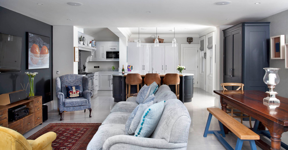 На фото: гостиная комната среднего размера в стиле неоклассика (современная классика) с серыми стенами и полом из керамогранита без камина с