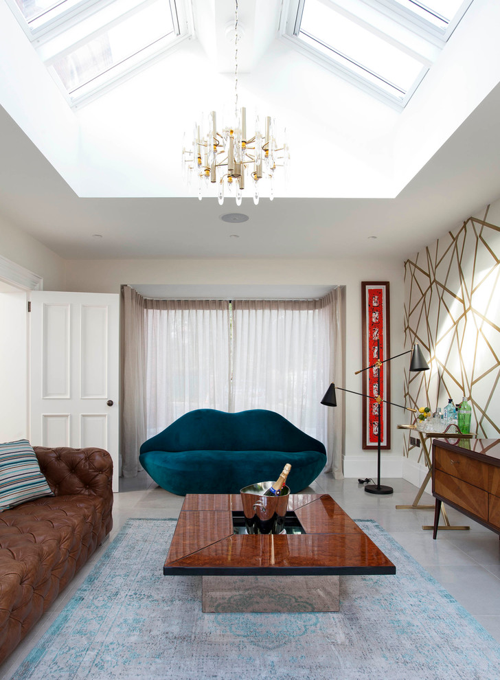 На фото: изолированная, парадная гостиная комната среднего размера в стиле фьюжн с белыми стенами и полом из керамогранита с