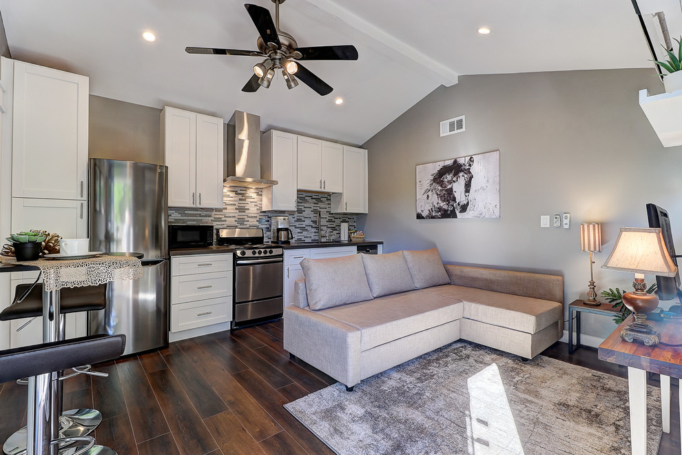 Foto di un piccolo soggiorno classico aperto con pareti grigie, pavimento in laminato e pavimento marrone