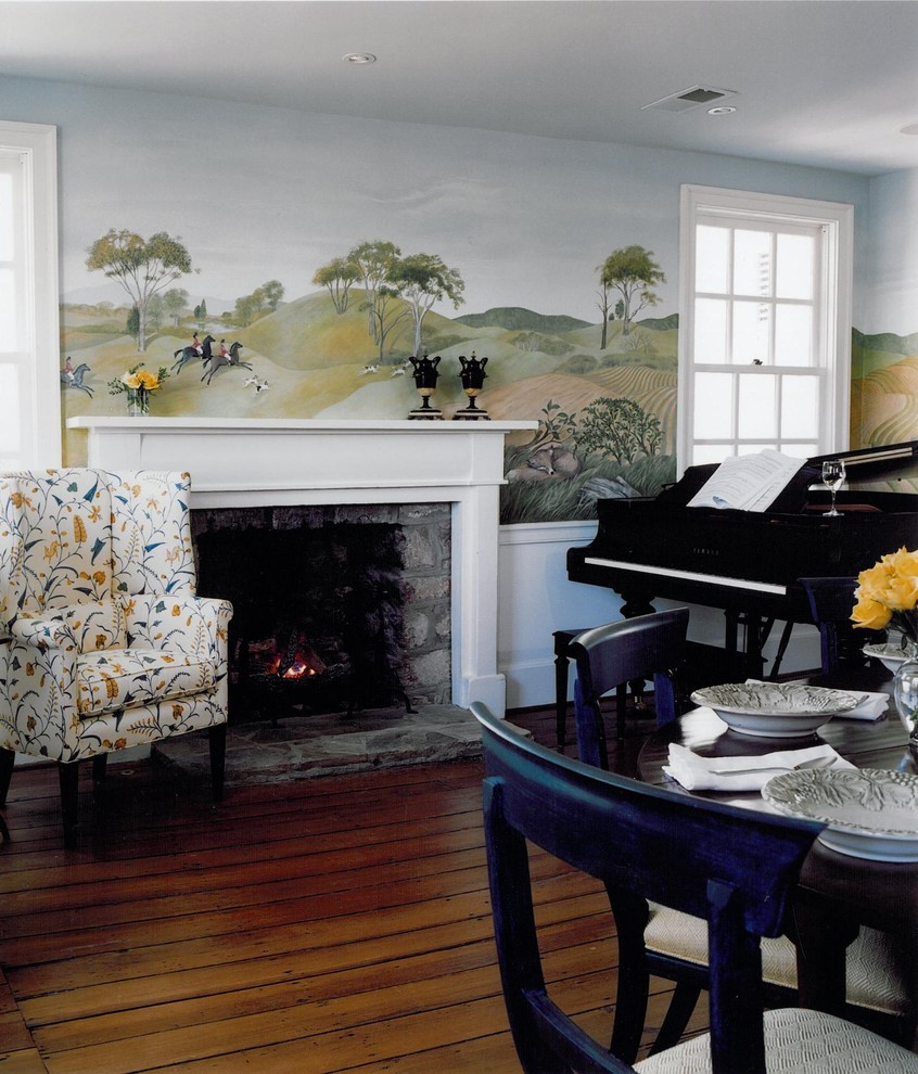 Cette image montre un salon traditionnel avec une salle de musique et une cheminée standard.