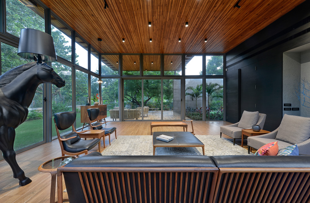 Inspiration för ett funkis vardagsrum, med ett finrum, svarta väggar, mellanmörkt trägolv och brunt golv