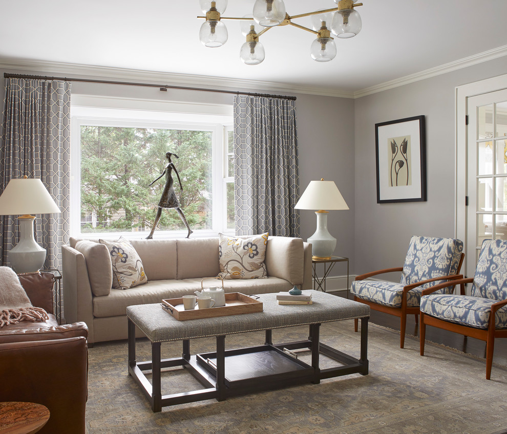 Idée de décoration pour un salon tradition fermé avec un mur gris, parquet foncé et un sol marron.
