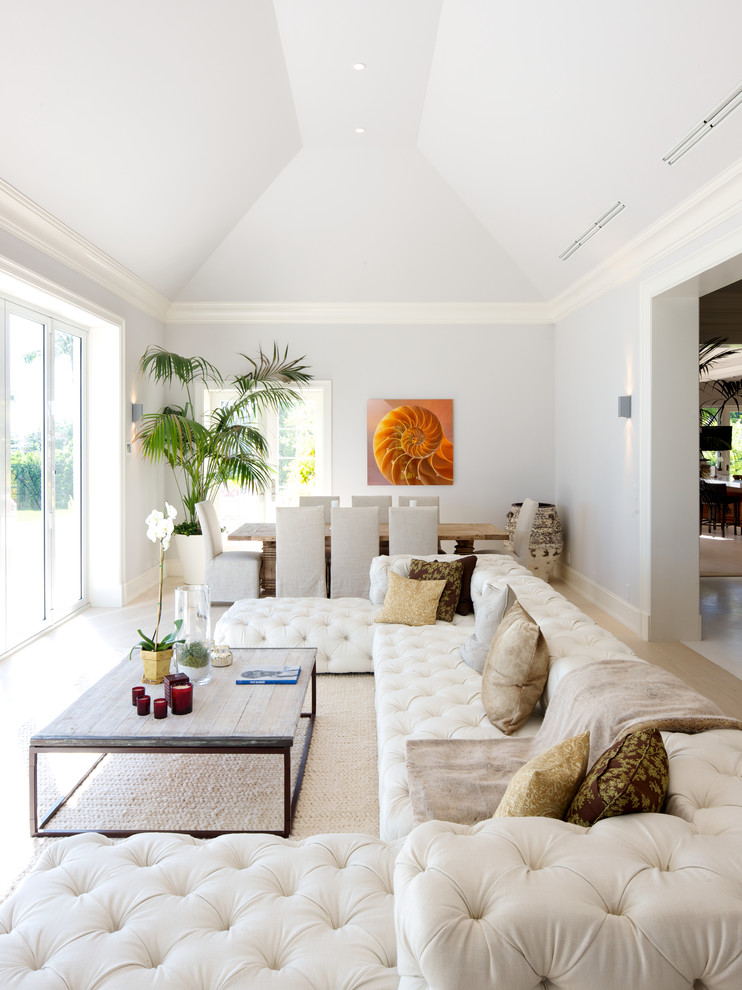 Exempel på ett modernt vardagsrum, med vita väggar, ljust trägolv och beiget golv