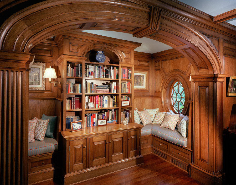 Abgetrennte, Kleine, Fernseherlose Klassische Bibliothek ohne Kamin mit brauner Wandfarbe, braunem Holzboden und braunem Boden in New York