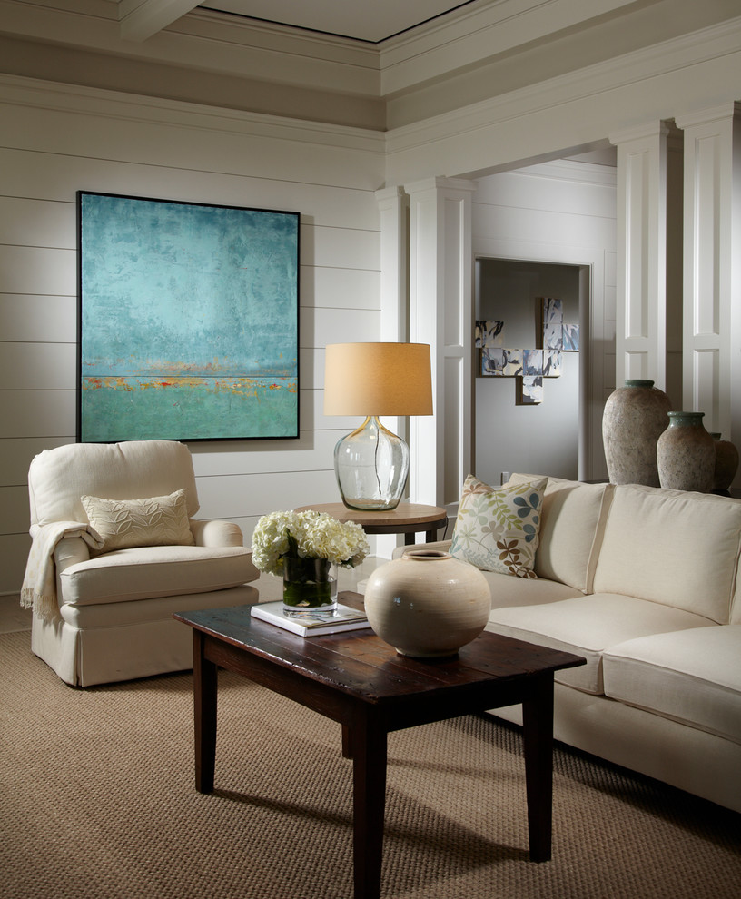 Идея дизайна: большая открытая гостиная комната в классическом стиле с белыми стенами, светлым паркетным полом и телевизором на стене