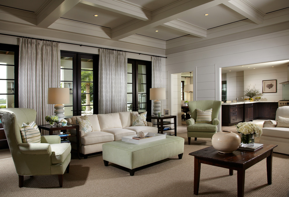 Großes, Offenes Klassisches Wohnzimmer mit weißer Wandfarbe, hellem Holzboden und TV-Wand in Tampa