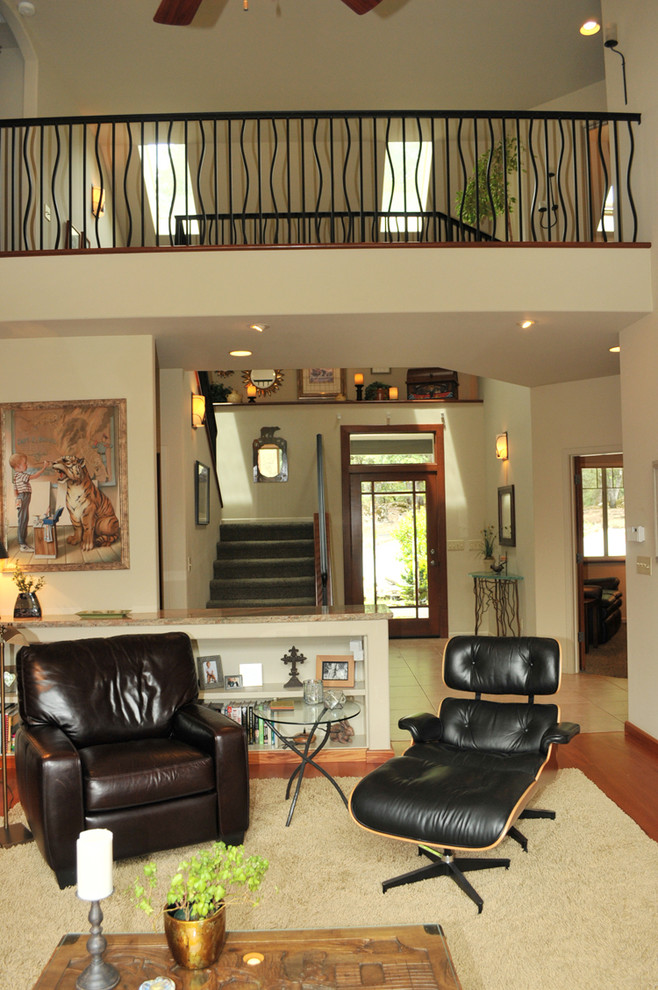 Ejemplo de salón abierto tradicional renovado con paredes beige y suelo de madera en tonos medios