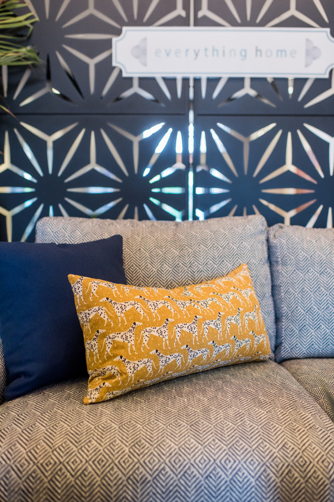 Стильный дизайн: парадная, открытая гостиная комната среднего размера в современном стиле с оранжевыми стенами и ковровым покрытием без камина, телевизора - последний тренд