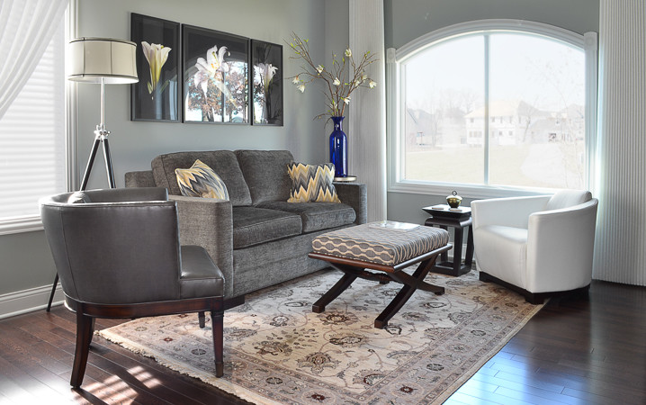 Foto di un grande soggiorno classico aperto con pareti grigie e parquet scuro