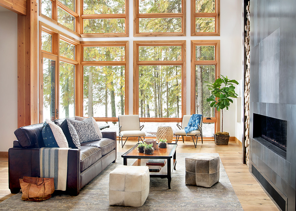 Foto de salón abierto rústico con suelo de madera clara, chimenea lineal y suelo beige
