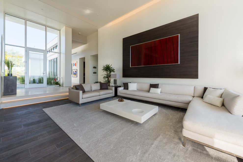 Idee per un soggiorno contemporaneo aperto con sala formale, pareti beige e pavimento marrone