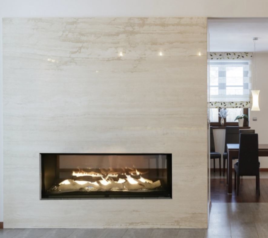На фото: гостиная комната в стиле неоклассика (современная классика) с горизонтальным камином и фасадом камина из камня с