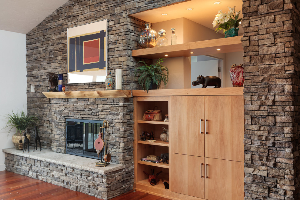 Modernes Wohnzimmer mit Kamin und Kaminumrandung aus Stein in Portland