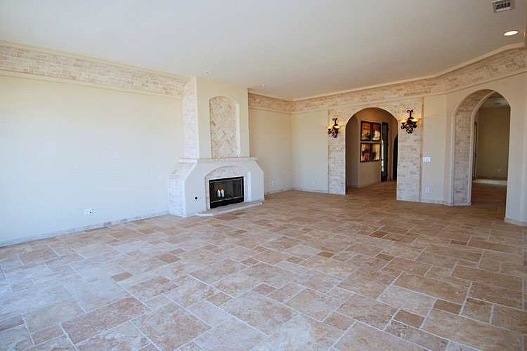 Exempel på ett stort medelhavsstil allrum med öppen planlösning, med ett finrum, beige väggar, travertin golv, en standard öppen spis, flerfärgat golv och en spiselkrans i tegelsten