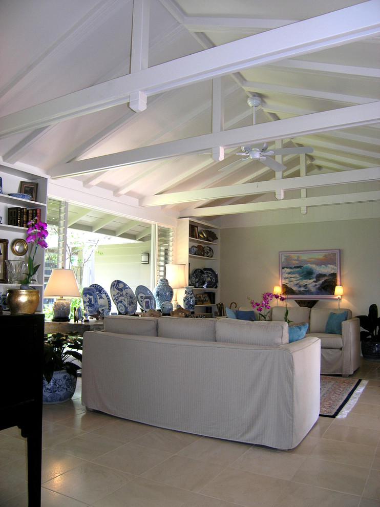 Photo of a beach style living room in Hawaii.