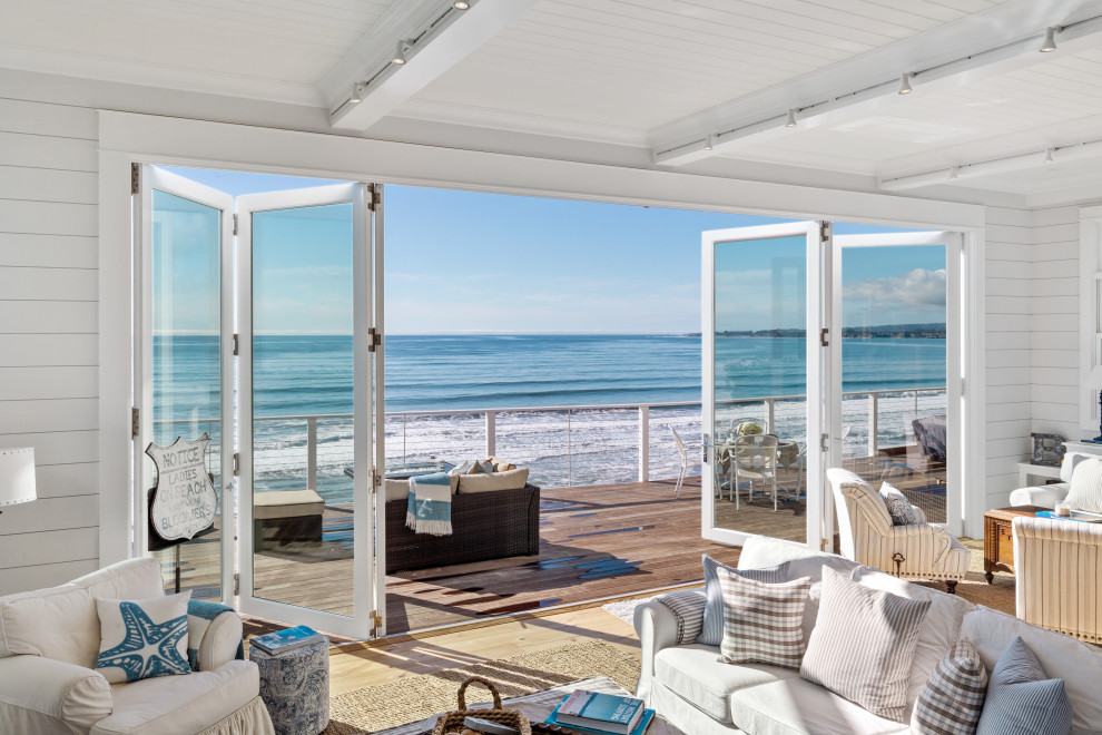 Idee per un grande soggiorno costiero aperto con pareti bianche e parquet chiaro