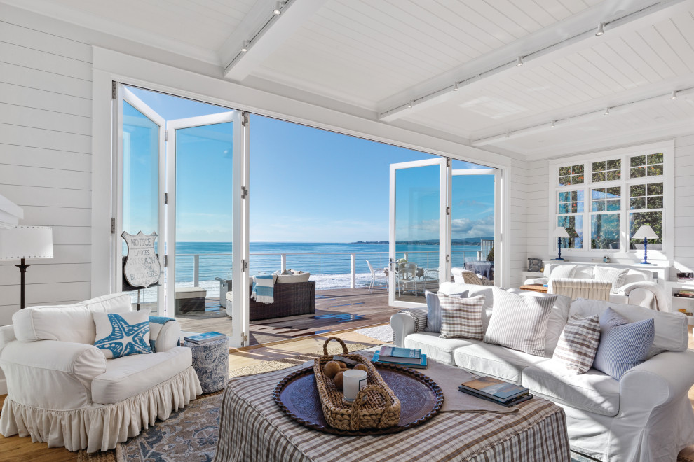 Esempio di un grande soggiorno stile marino aperto con pareti bianche e parquet chiaro