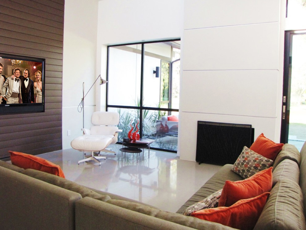 Modern inredning av ett mellanstort allrum med öppen planlösning, med vita väggar, en standard öppen spis och en väggmonterad TV
