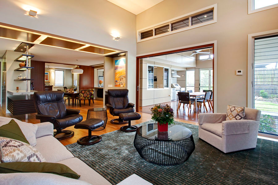 Esempio di un ampio soggiorno minimal con sala formale, pareti beige, parquet chiaro, TV a parete e pavimento marrone