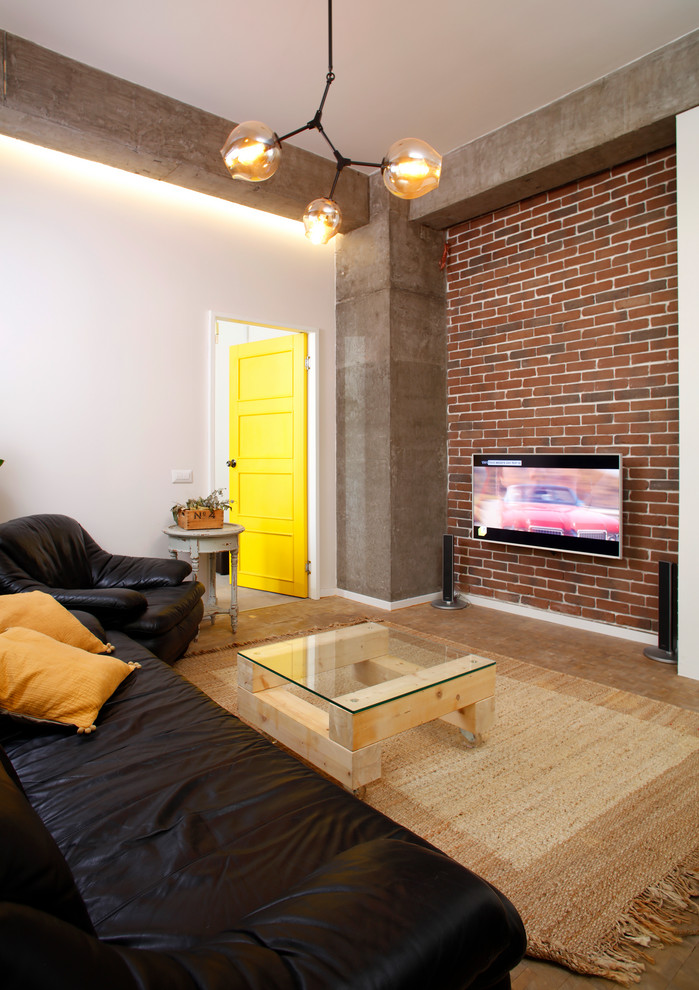 Источник вдохновения для домашнего уюта: маленькая открытая гостиная комната в стиле лофт с разноцветными стенами, светлым паркетным полом, телевизором на стене и коричневым полом без камина для на участке и в саду