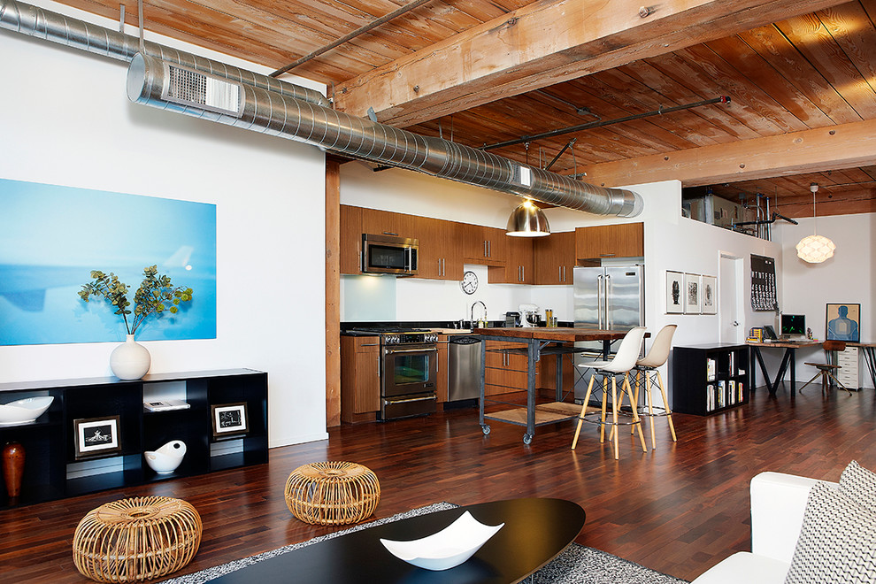 Mittelgroßes, Fernseherloses Industrial Wohnzimmer ohne Kamin, im Loft-Stil mit dunklem Holzboden in Los Angeles