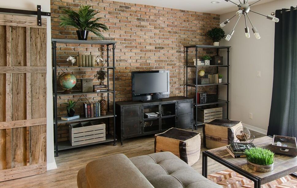 Aménagement d'un petit salon industriel ouvert avec un mur gris, un sol en vinyl et un téléviseur indépendant.