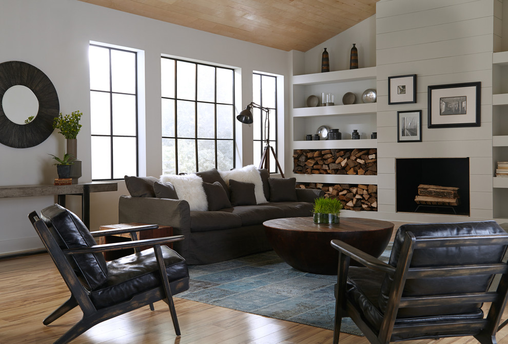 Idee per un soggiorno country con pareti bianche, pavimento in legno massello medio e camino classico