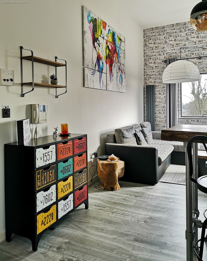 Esempio di un piccolo soggiorno industriale con sala formale, pareti bianche, TV autoportante e pavimento grigio