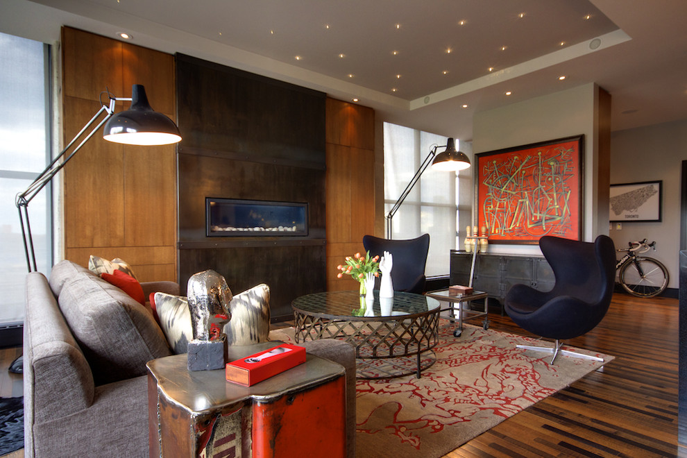 Идея дизайна: гостиная комната в стиле лофт с фасадом камина из металла и коричневым диваном