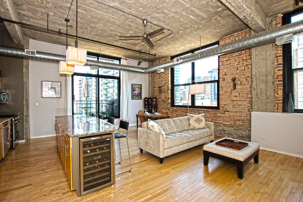 Idee per un soggiorno industriale con sala formale e pavimento in legno massello medio